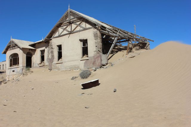 Mehr über den Artikel erfahren Namibia Tag 6: Geisterstadt Kolmanskuppe, Tirasberge und Helmeringhausen