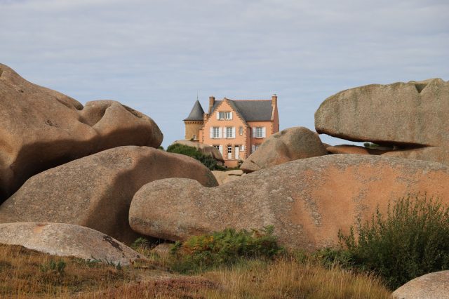 Mehr über den Artikel erfahren Bretagne Tag 7: Der alte Zöllnerpfad von Ploumanach, Trégastel, Lannion und Huelgoat