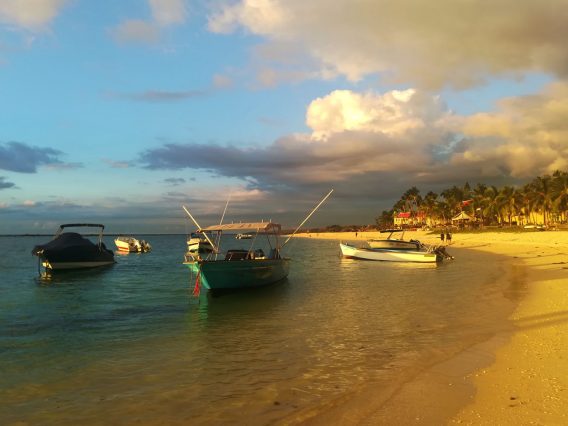 Mehr über den Artikel erfahren Réunion und Mauritius Tag 18+19: Am Strand von Le Morne und Flic en Flac