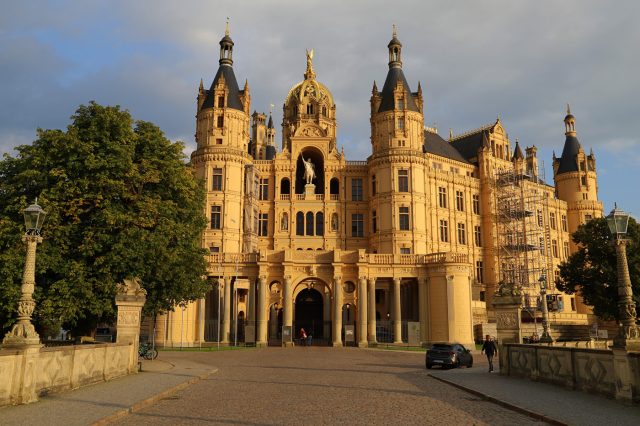 Mehr über den Artikel erfahren Ostsee Rundreise Tag 22: Die Altstadt und das Schloss von Schwerin