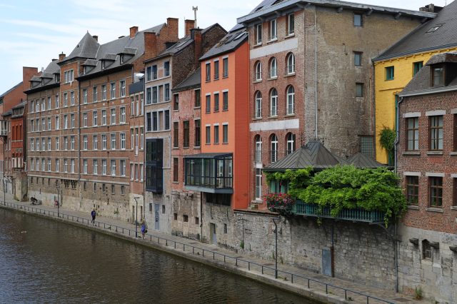 Häuserfront an der Sambre