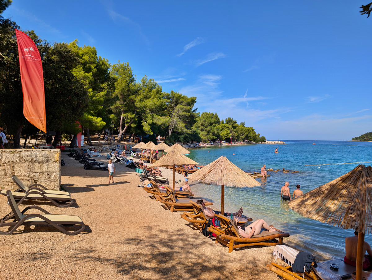 Mehr über den Artikel erfahren Istrien Tag 2: Entspannung und Badespaß auf Zlatni Rt