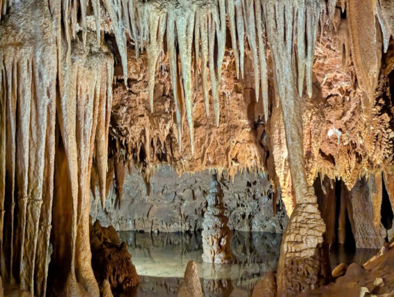 Mehr über den Artikel erfahren Istrien Tag 6: Tropfsteinhöhle, Ruinenstadt und Badespaß