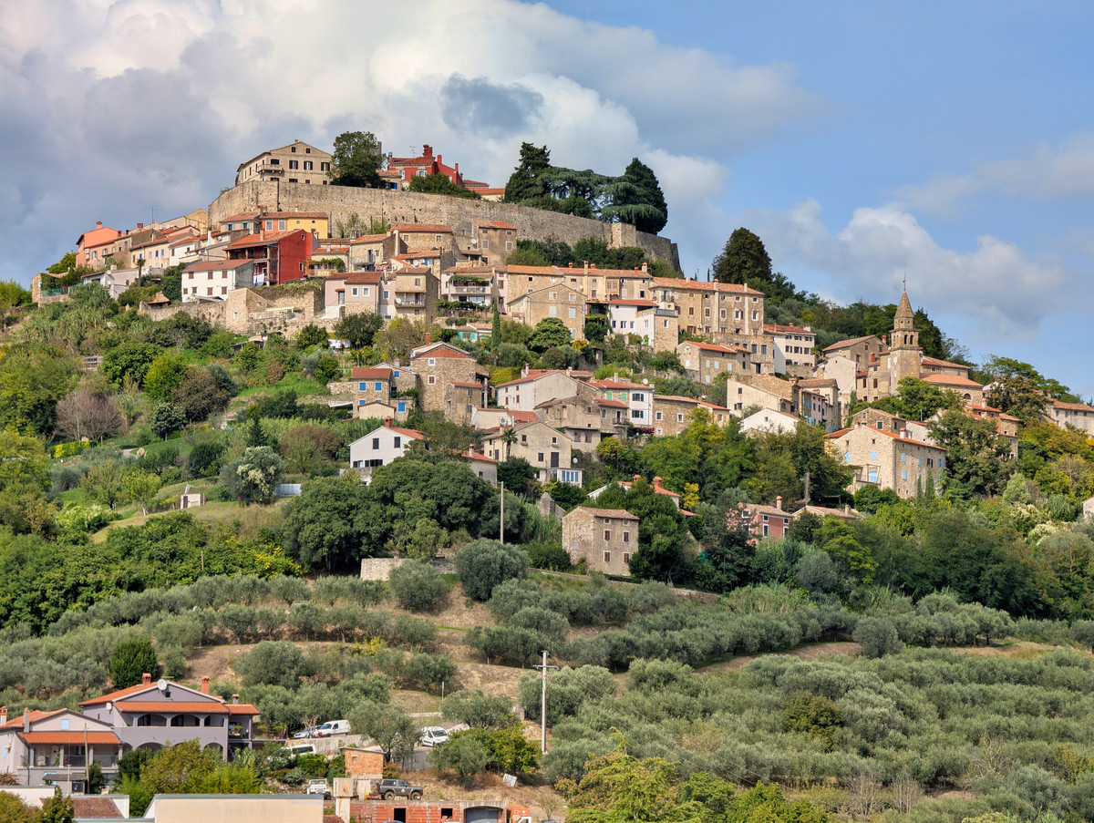 Mehr über den Artikel erfahren Istrien Tag 7: Wehrhafte Bergdörfer und die kleinste Stadt der Welt